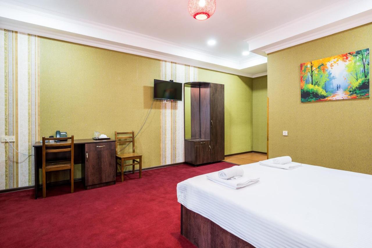 Georgian House Hotell Kutaisi Exteriör bild